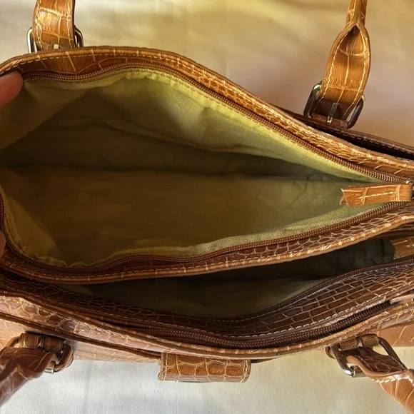 Liz Claiborne’s Tan Crocodile Pattern Tan Handbag - Picture 9 of 17